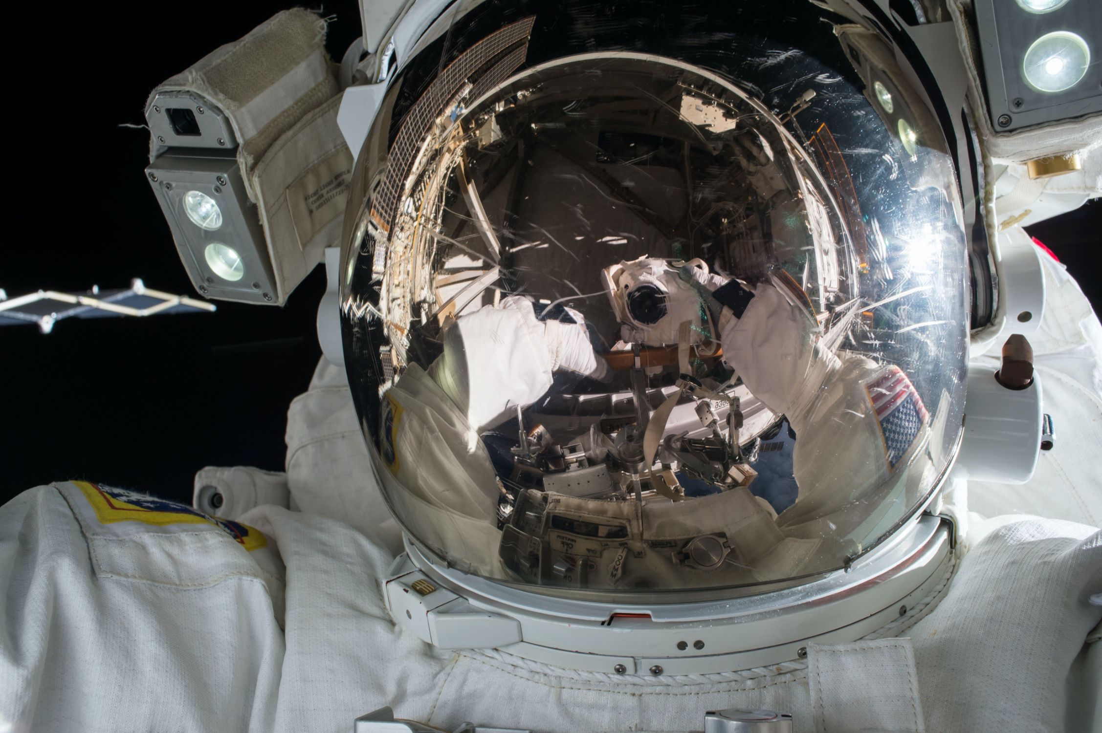 Contact system//level - image of an astronaut